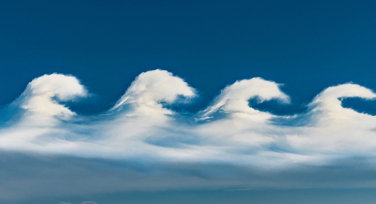 Image of clouds that resemble waves in the ocean