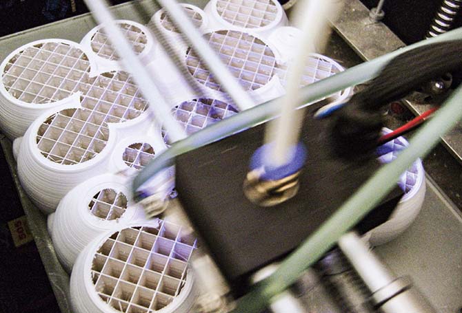 Machine that makes geometric cake molds
